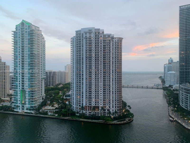 Met 1 Condo