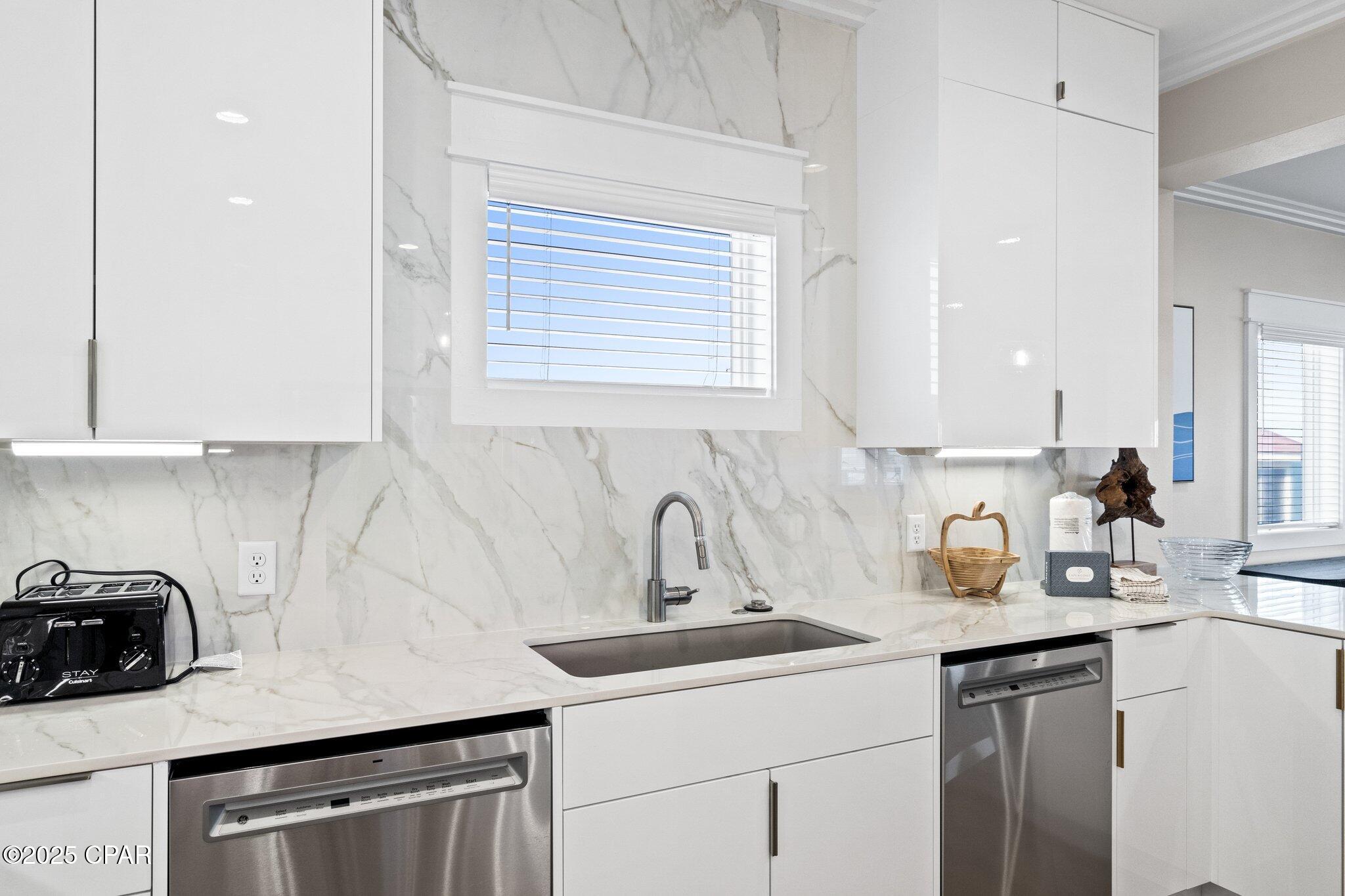 Listing photo id 9 for 1570 Gulf Beach Drive