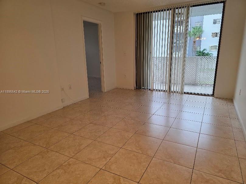 Fontainebleau Gardens Con