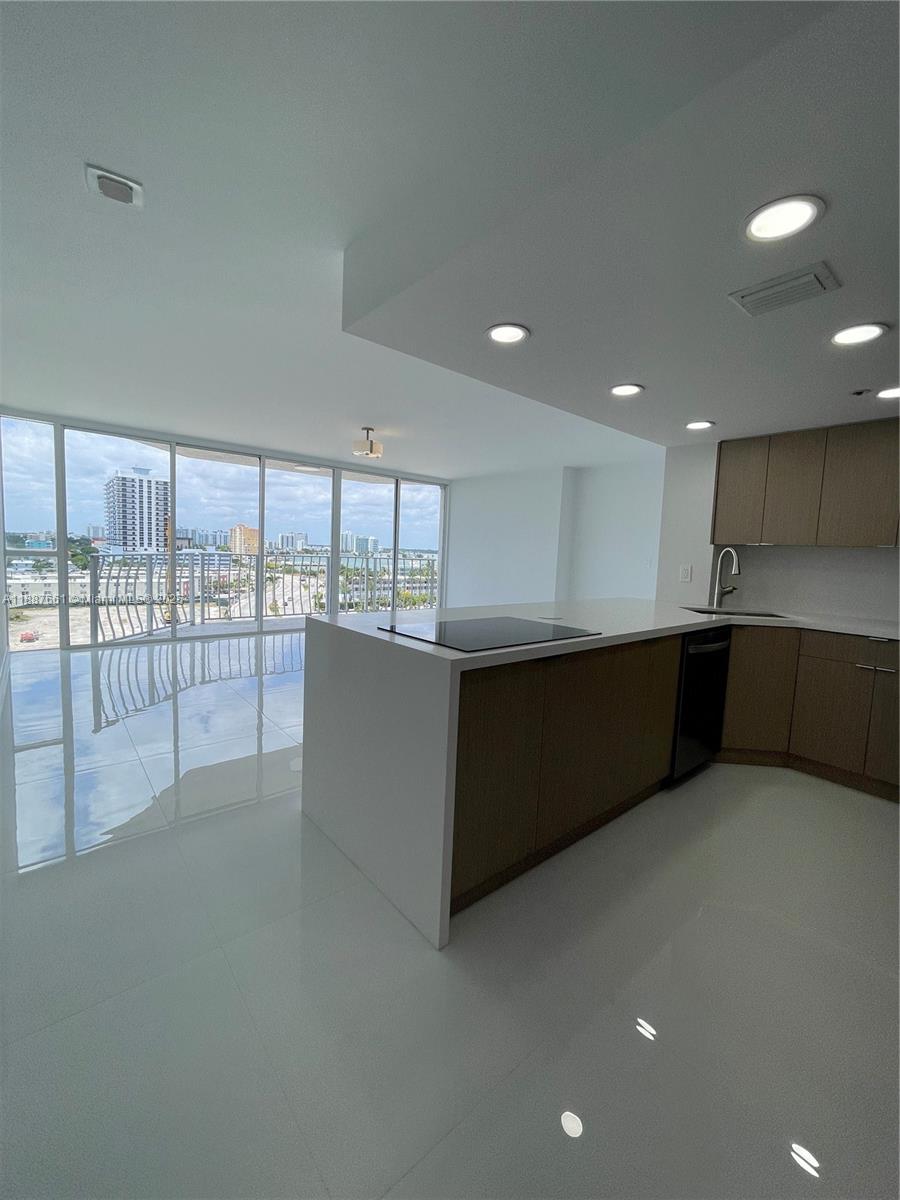 7601 E Treasure Dr 1011