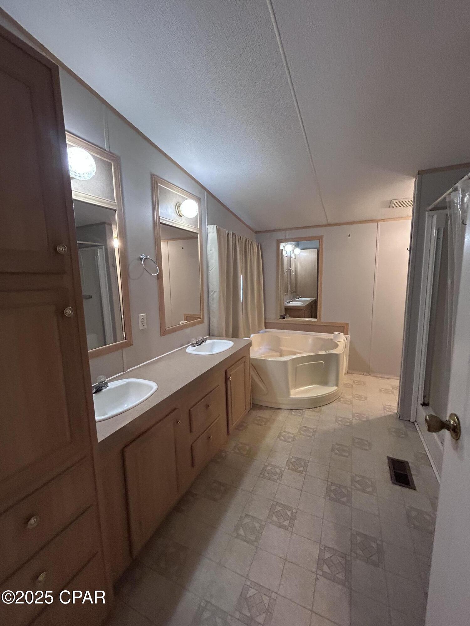 Listing photo id 11 for 2308 Cattle Drive