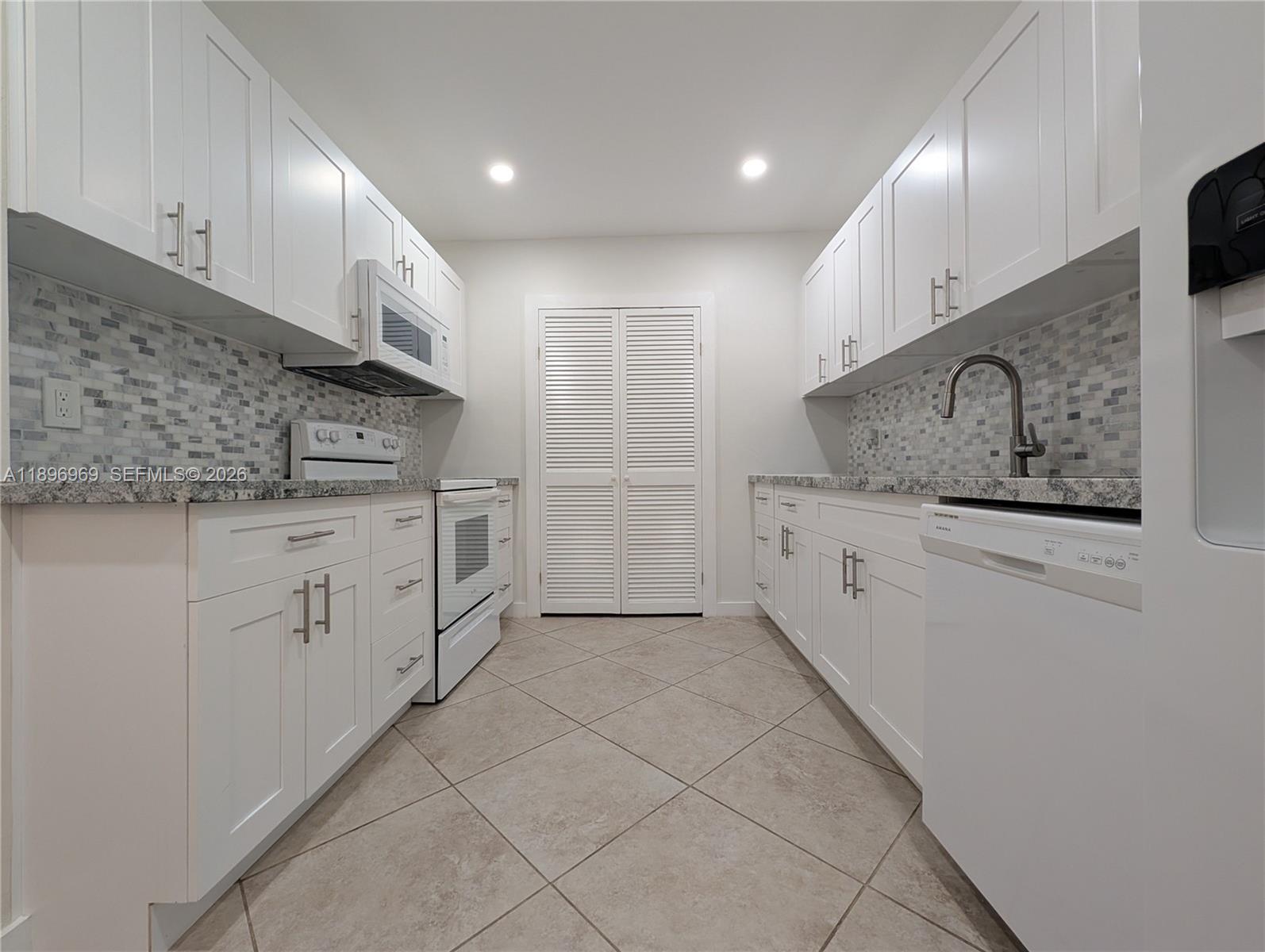 Elegant master bedroom retreat at 850 Benevento Ave - Townhouse in Coral Gables