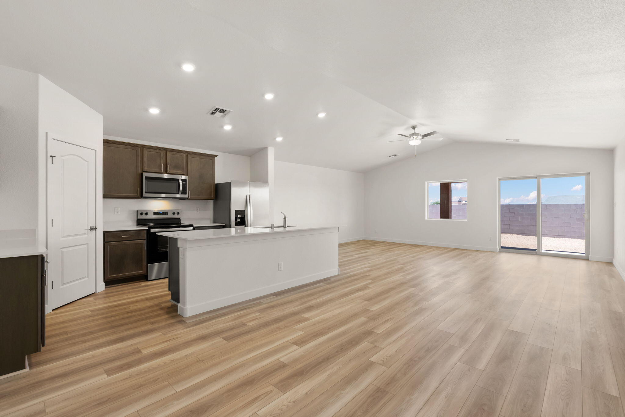 2515 Calle de las Rosas Kitchen