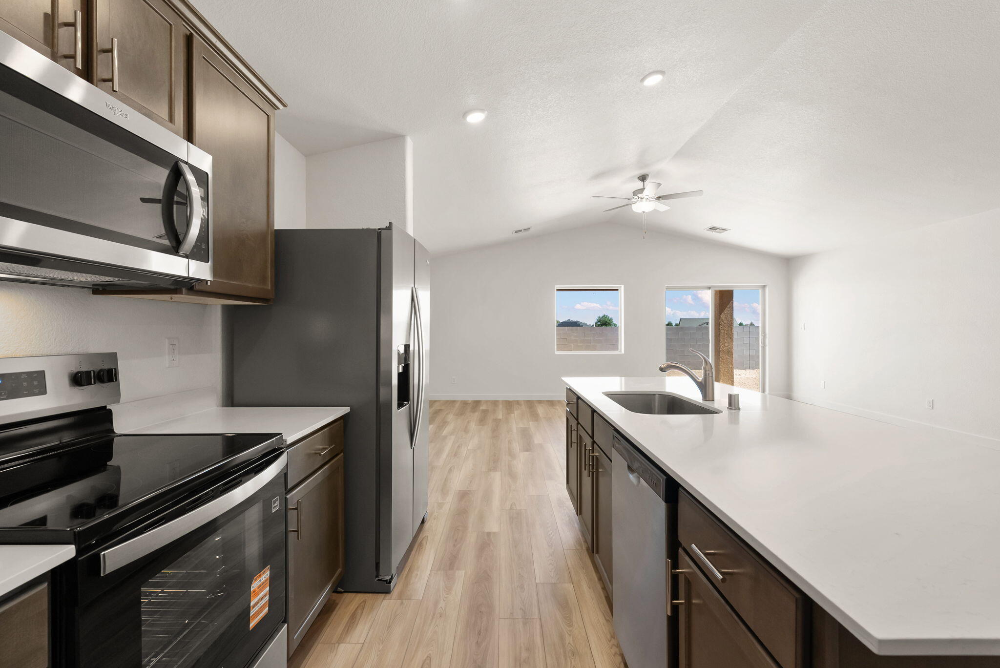 2515 Calle de las Rosas Kitchen