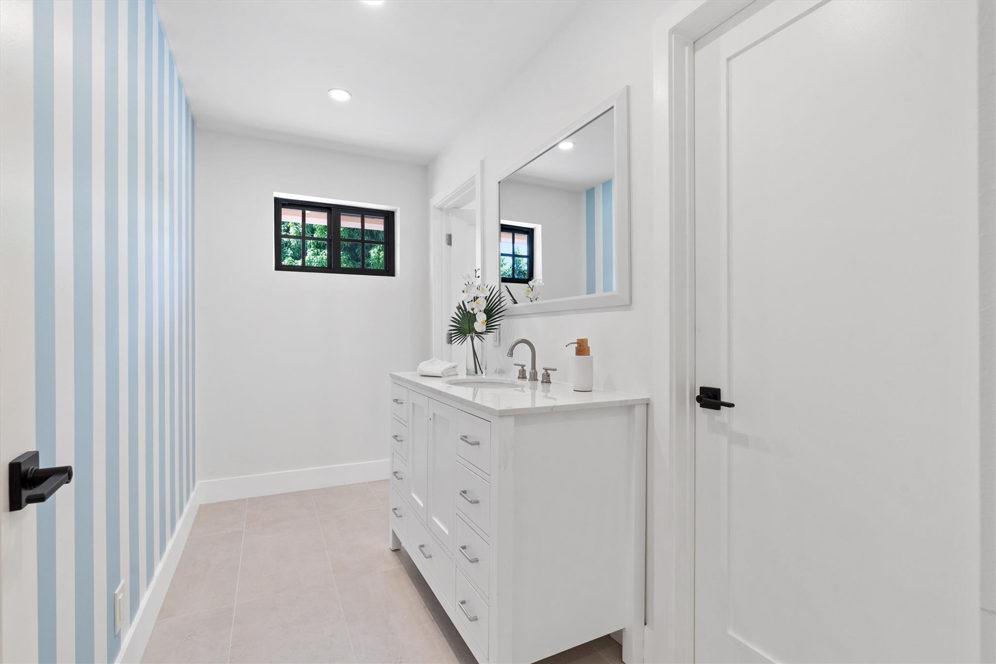 Upstairs Full Bathroom