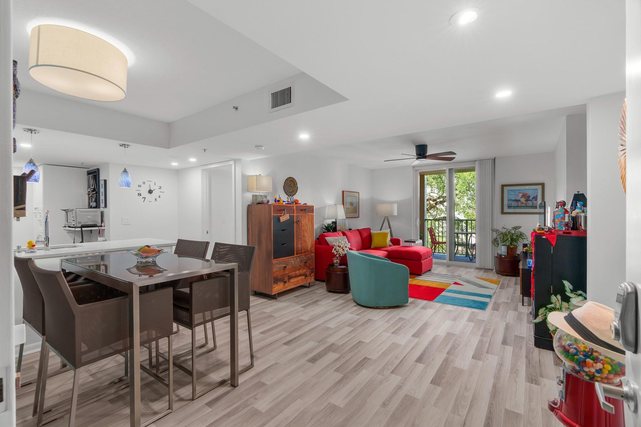 Las Olas By The River