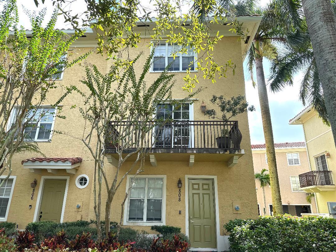 Welcome Home!Discover this charming 3-bedroom townhome located in Osceola Woods, right in the heart of Abacoa. This corner end unit offers two spacious master suites and plenty of natural light.  Three full baths and one 1/2 bath. lots of closet space.  Open floor plan!Enjoy a pet-friendly, non-gated community featuring a heated pool and tree-lined streets -- all within walking distance of Roger Dean Stadium, where you can catch concerts, festivals, and baseball games.Conveniently located near top-rated schools, beautiful beaches, shopping, restaurants, and local nightlife -- everything you need is just minutes away!