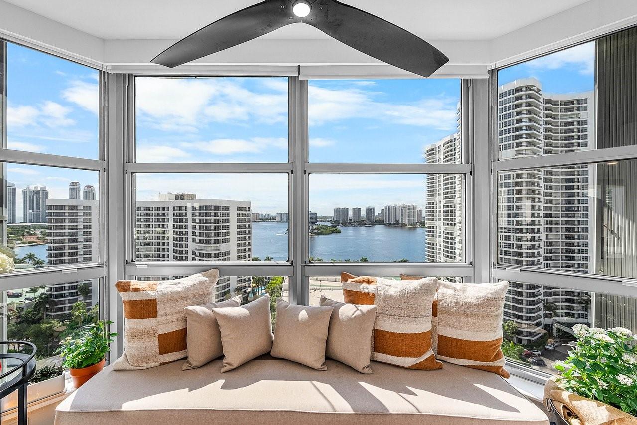 Mystic Pointe Tower 400 C