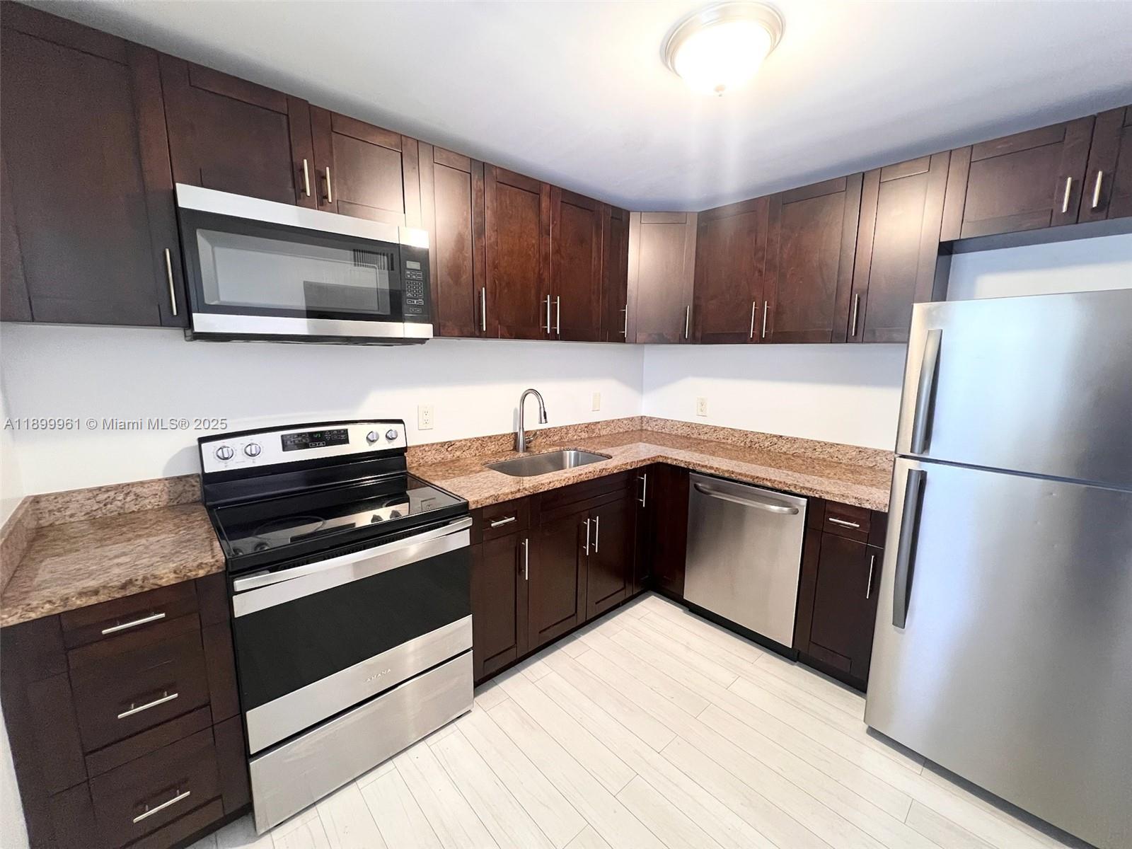 Lakewood On The Green Con