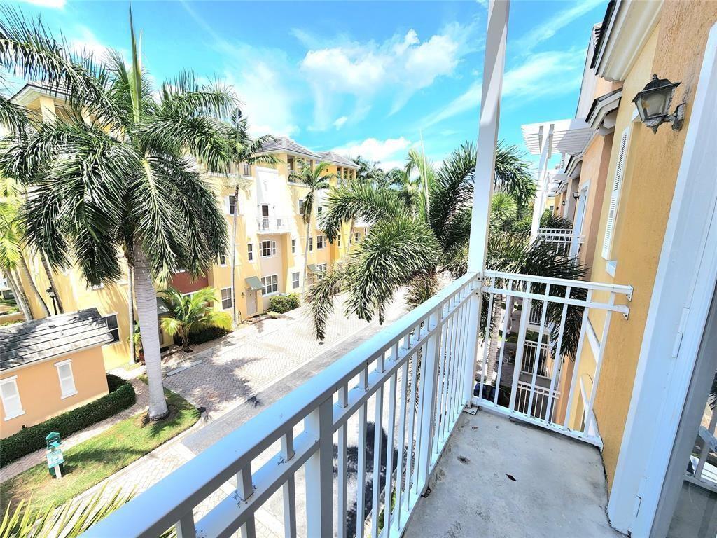 Homes for sale in Lighthouse Point, FL | 2317 Vintage Dr, Lighthouse Point, FL 33064 | MLS# F10532725