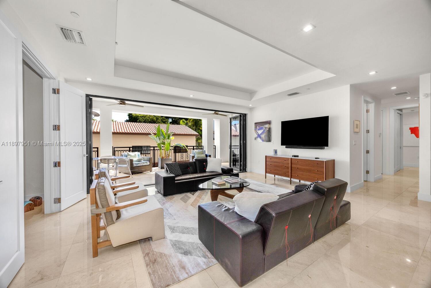 718 Valencia Ave 207