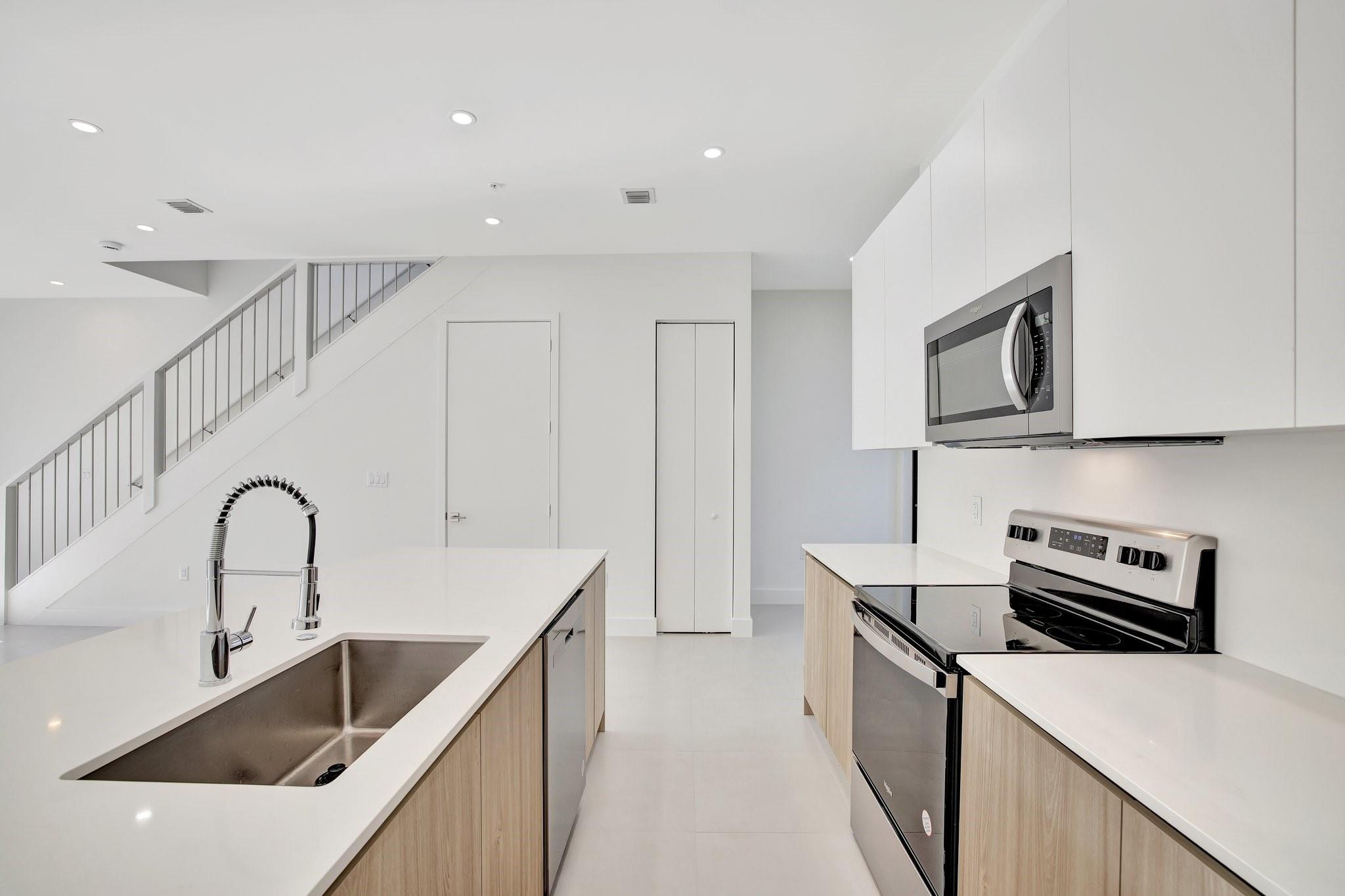 Homes for sale in Oakland Park, FL | 4208 Ne 7Th Ter #8, Oakland Park, FL 33334 | MLS# F10533415