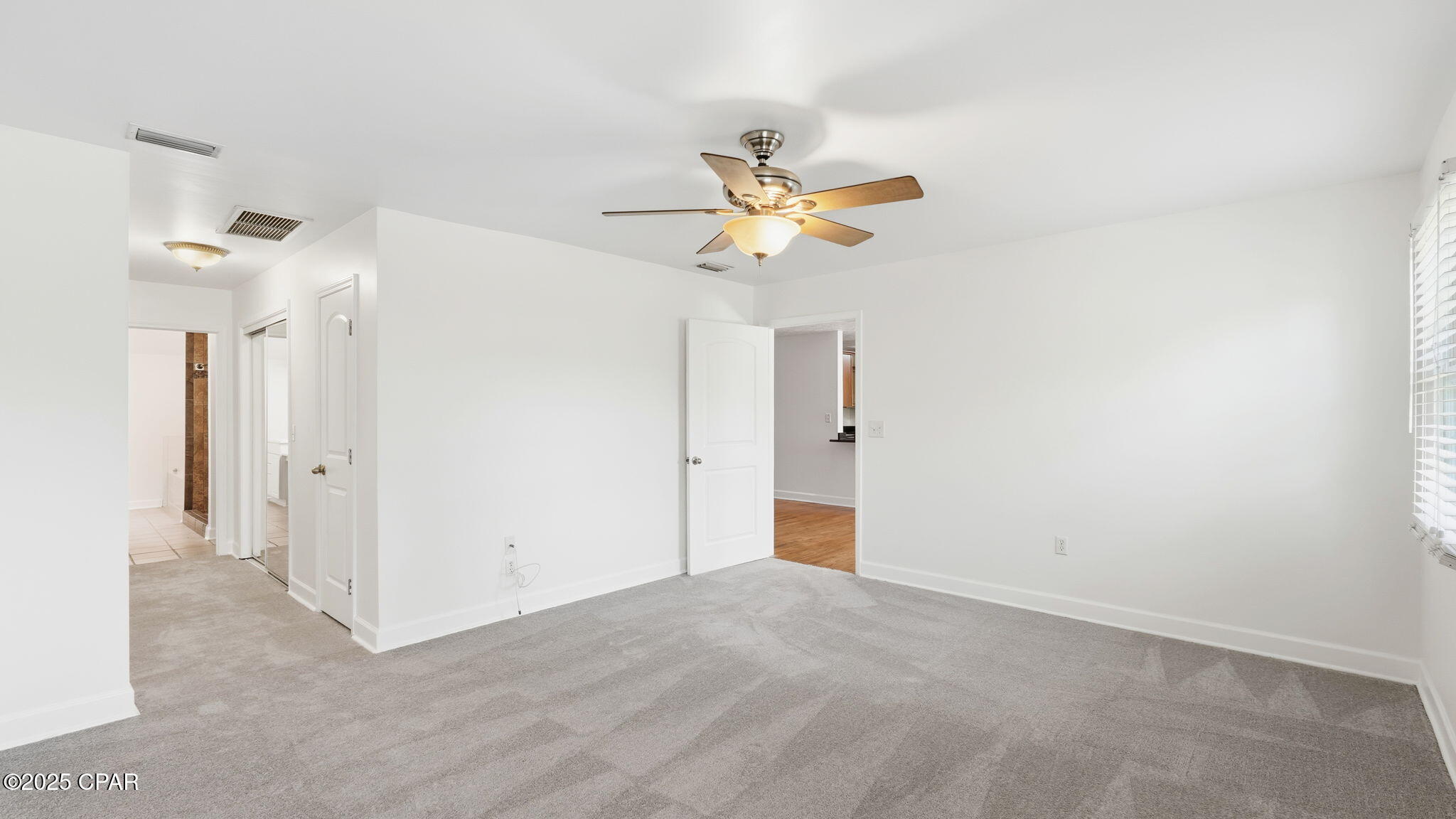 Image 28 For 215 Macarthur Avenue