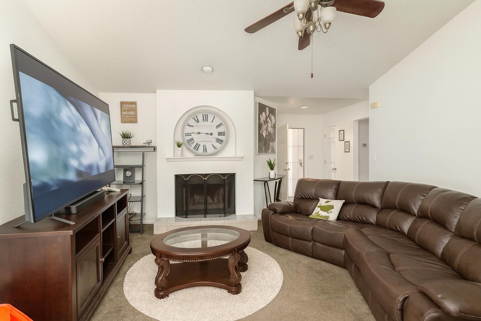 1716 Tierra Del Oso Drive NW Living Room
