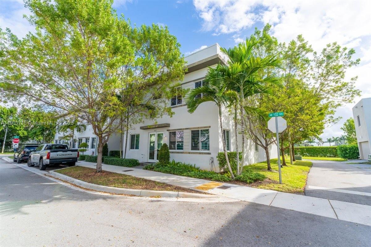 Landmark At Doral Central