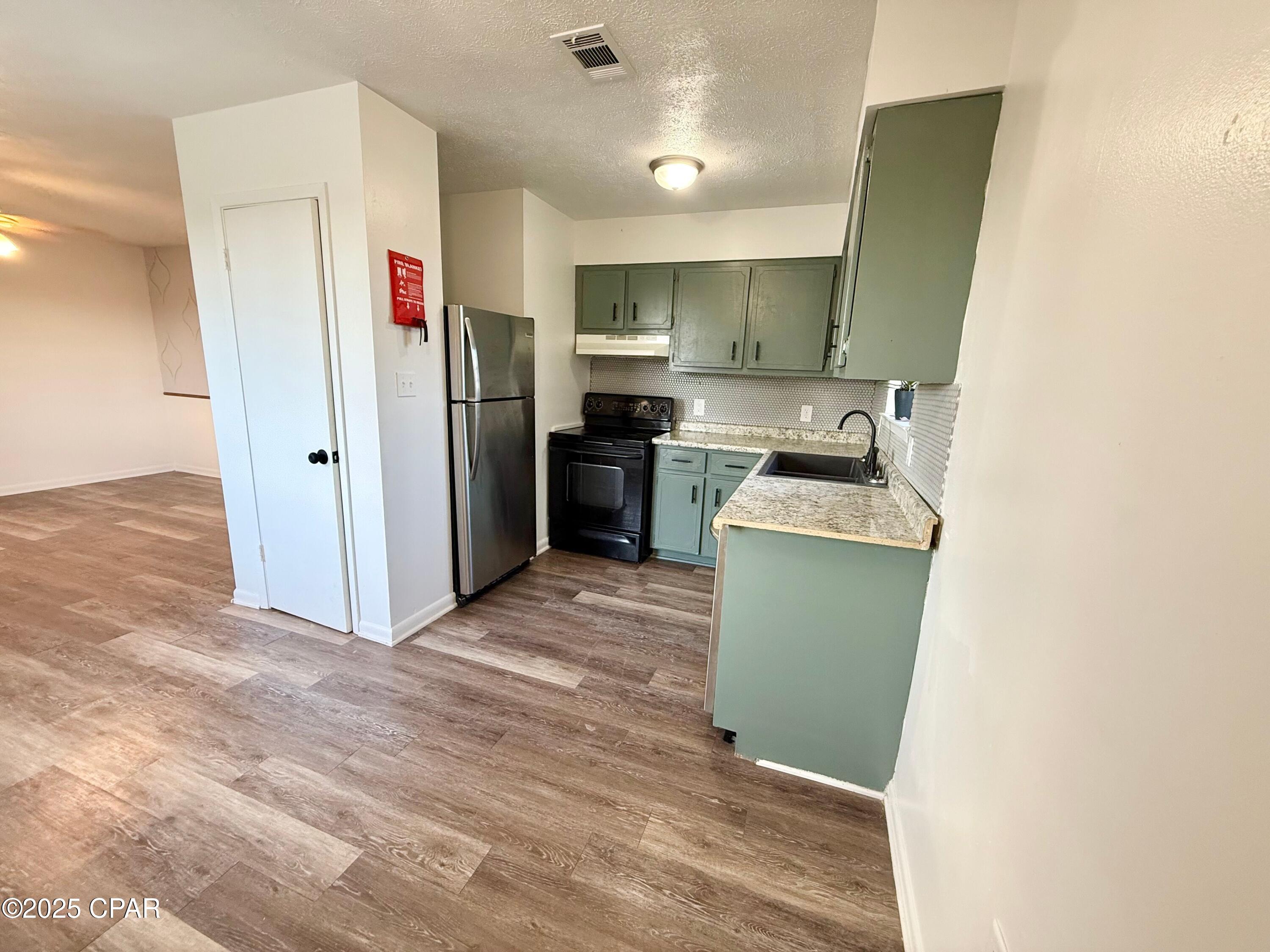 Listing photo id 2 for 506 11th Street A4