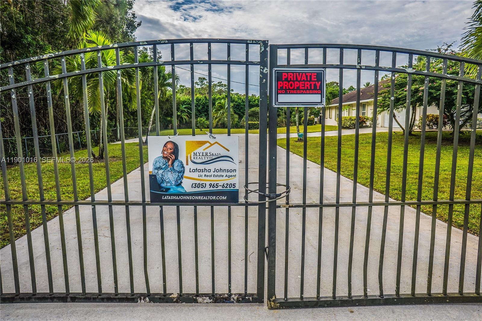Homes for sale in Loxahatchee, FL | 16380 Orange Blvd, Loxahatchee, FL 33470 | MLS# A11901016