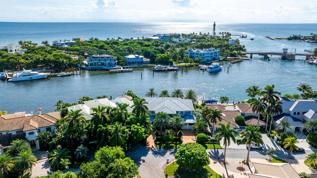 Homes for sale in Lighthouse Point, FL | 2798 Ne 24th St, Lighthouse Point, FL 33064 | MLS# F10534051