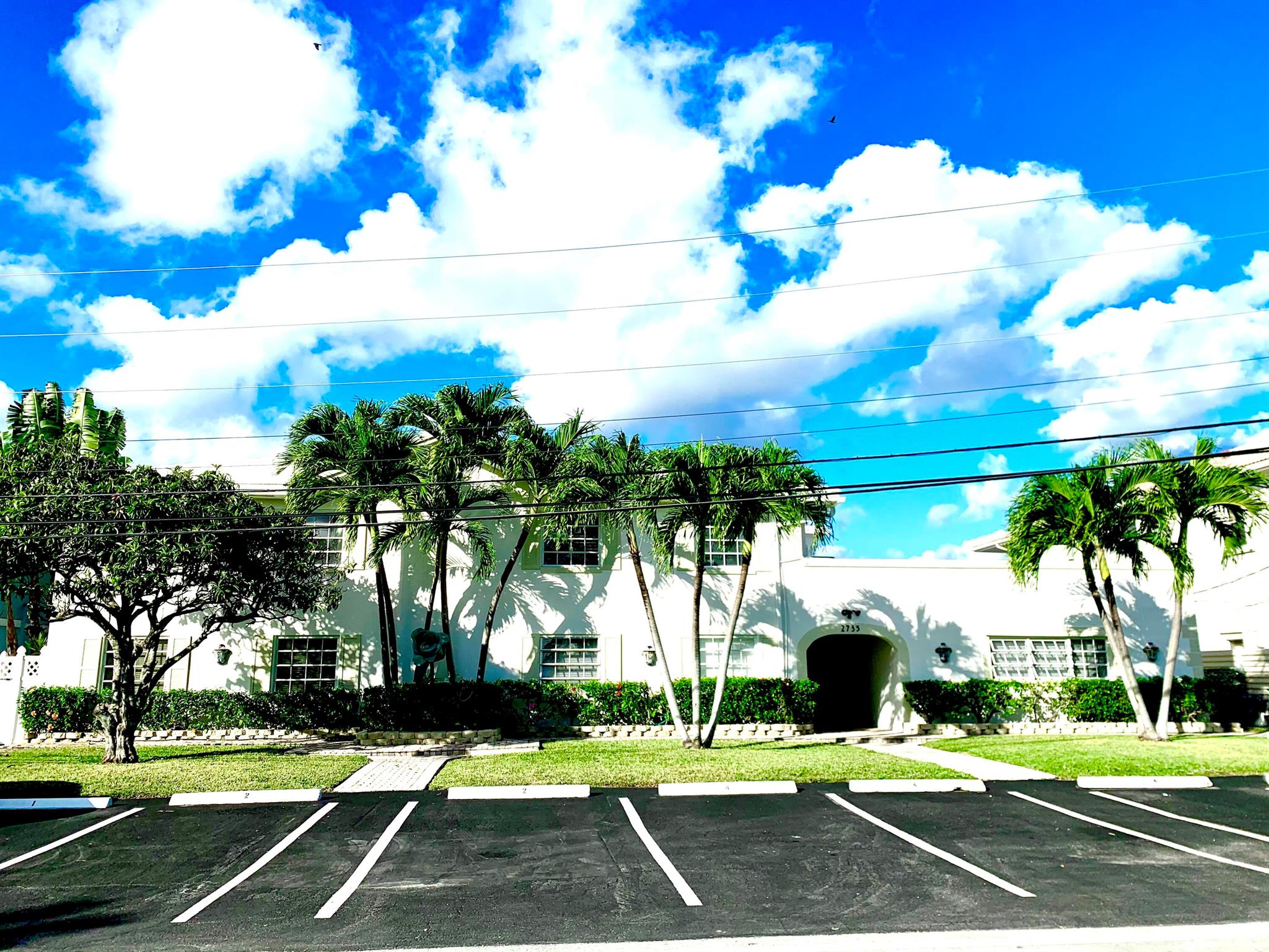 Homes for sale in Lighthouse Point, FL | 2735 Ne 28 Court, Lighthouse Point, FL 33064 | MLS# R11136219