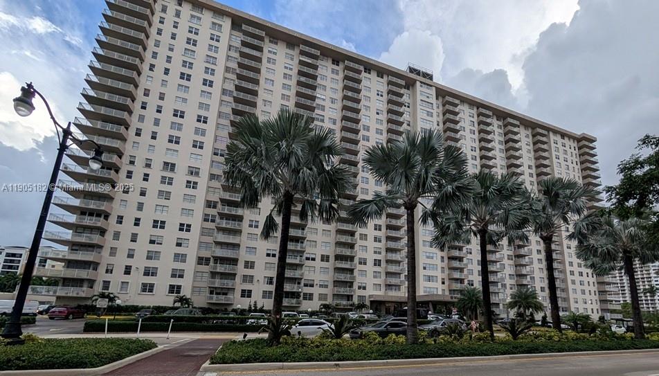 Winston Towers 100 Condo