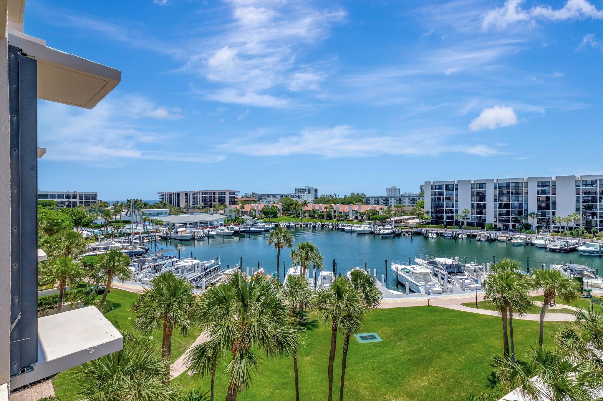 Yacht & Racquet Club Of B