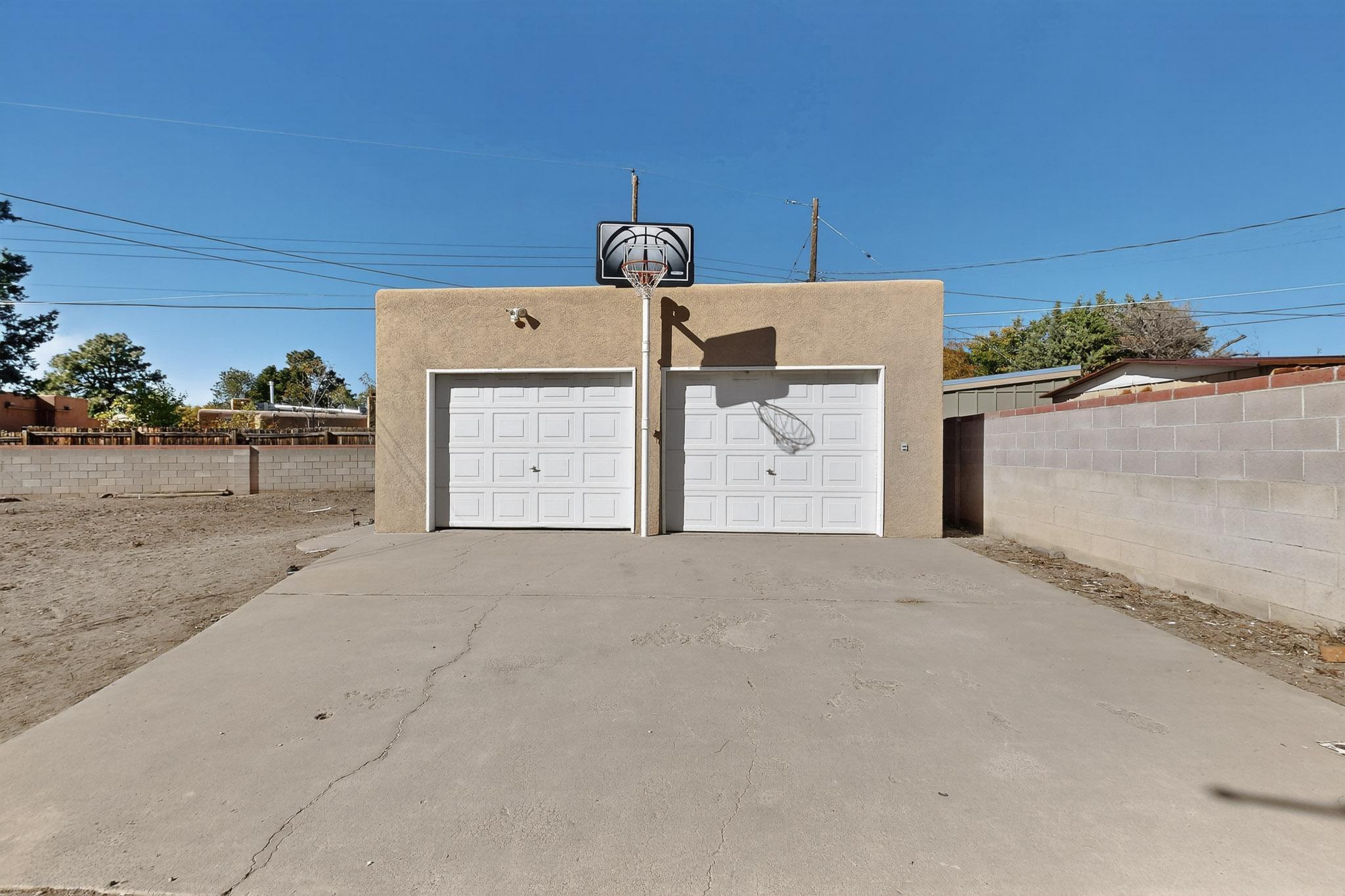 1319 Manzano Street NE Garage