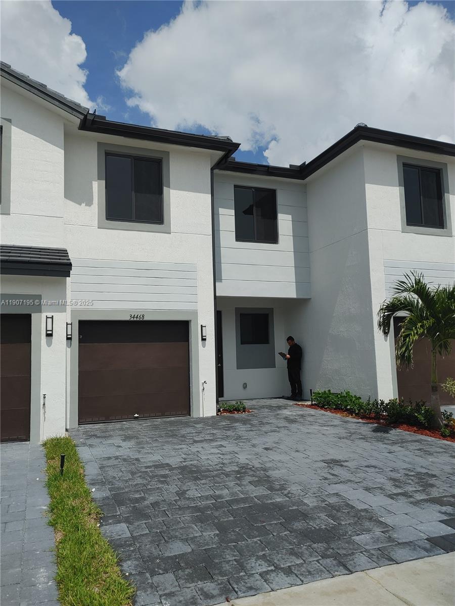 Century Park Square Pb