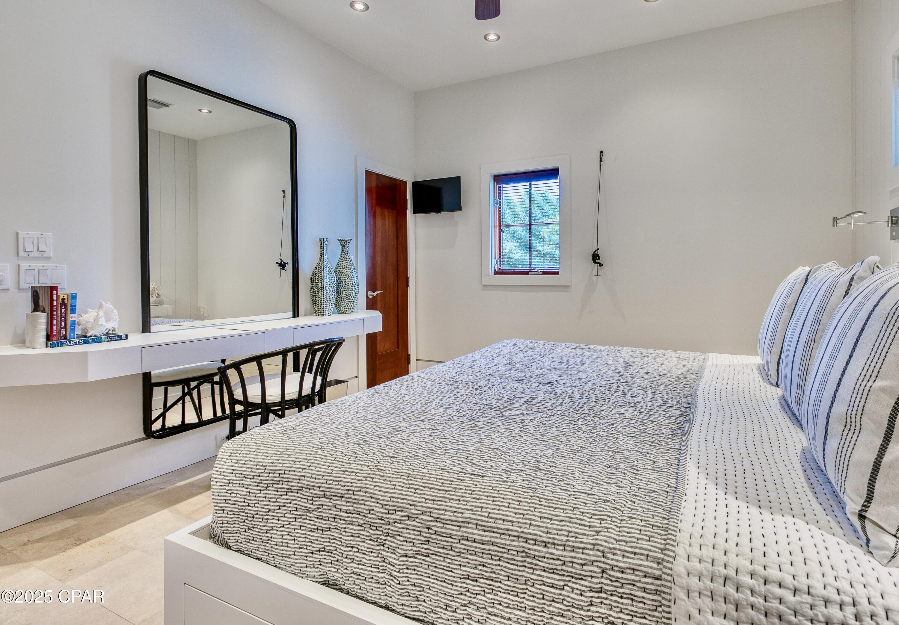 Listing photo id 10 for 210 Village Way