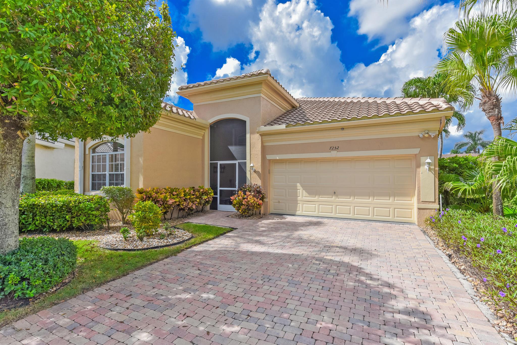 7252 Cataluna Circle, Delray Beach, Florida 33446