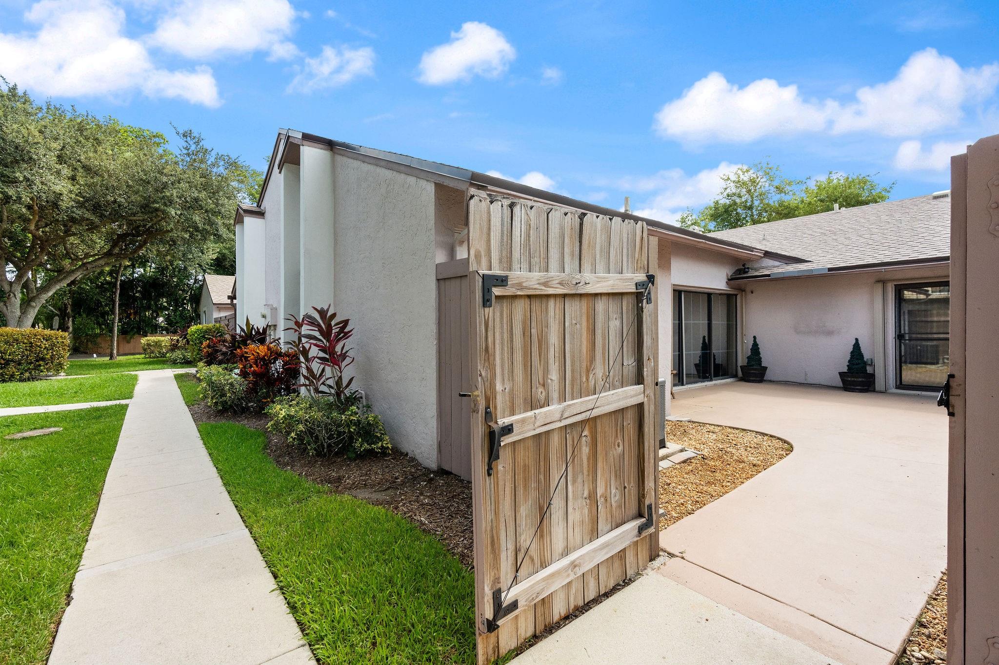 Courtyards Of Plantation