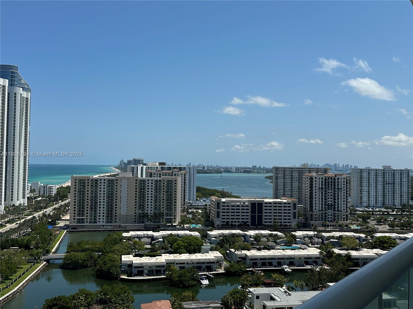 Apartamento à Venda em Sunny Isles Beach, FL