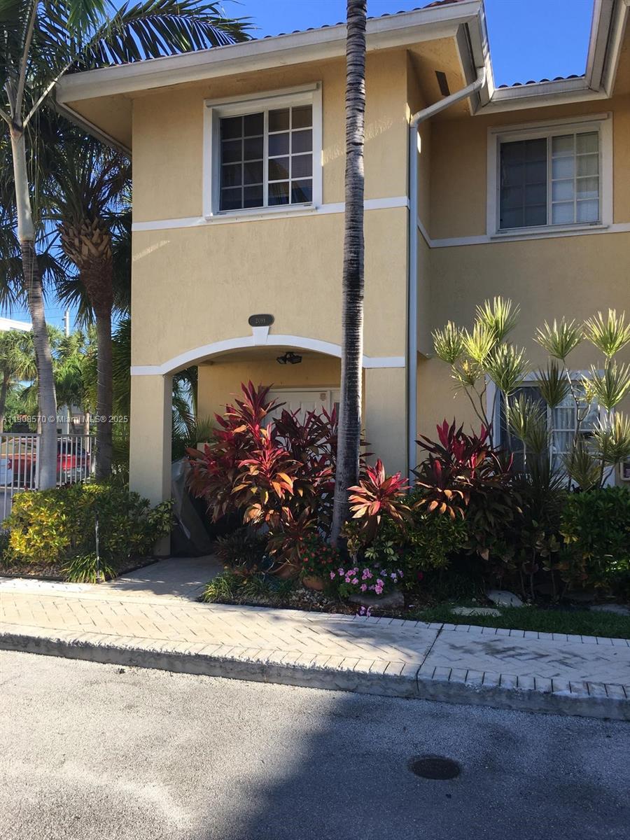 Aqua Vista Townhomes Cond