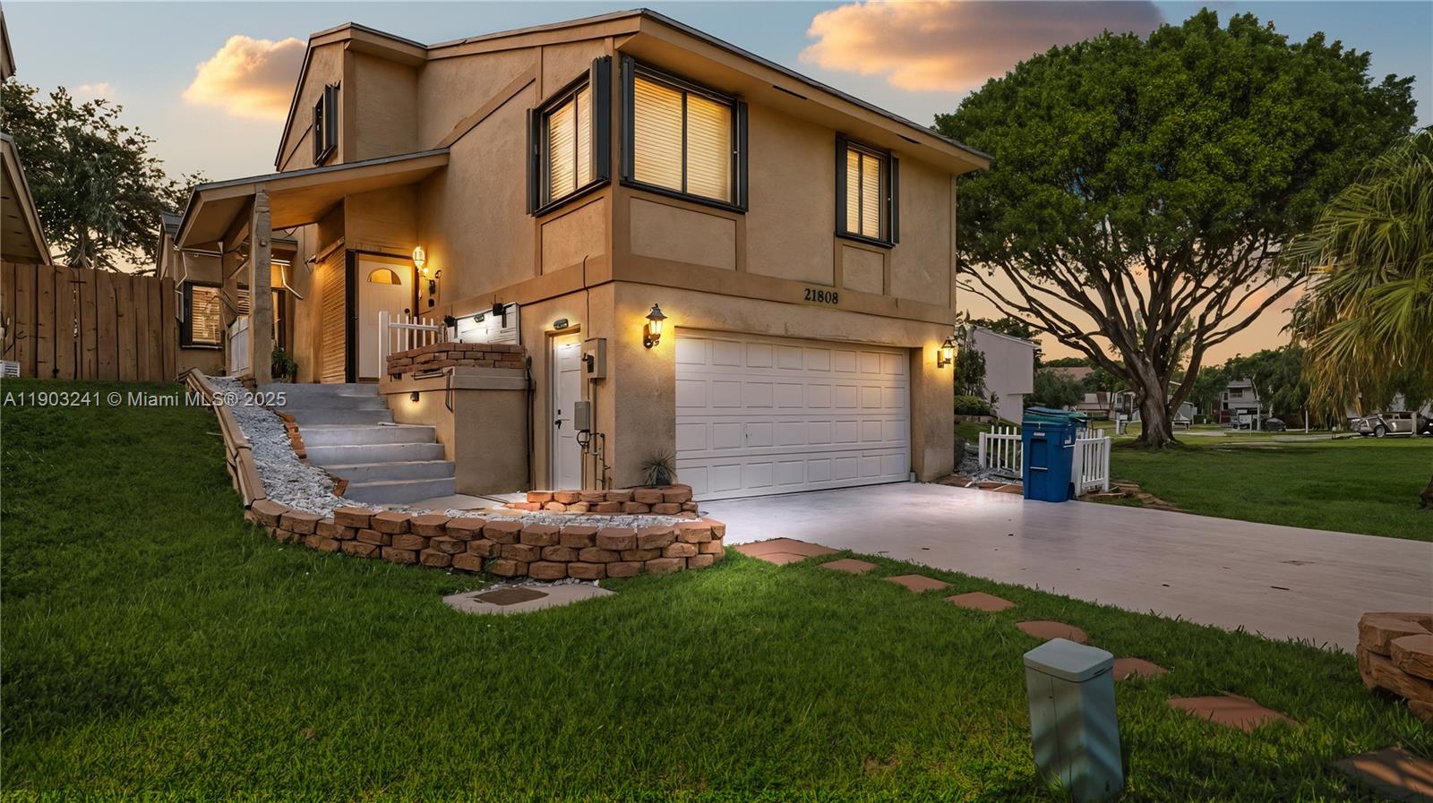 Charming 3-bedroom, 2.5 bath single-family home in the desirable Montego Bay community of Lakes by the Bay.
This 2-car garage home is ready for a new family to make it their own.
Located in a family friendly neighborhood with great amenities, local parks, top-rated schools, and
close by Black Point Marina. Ideal for first-time buyers or those looking to downsize.