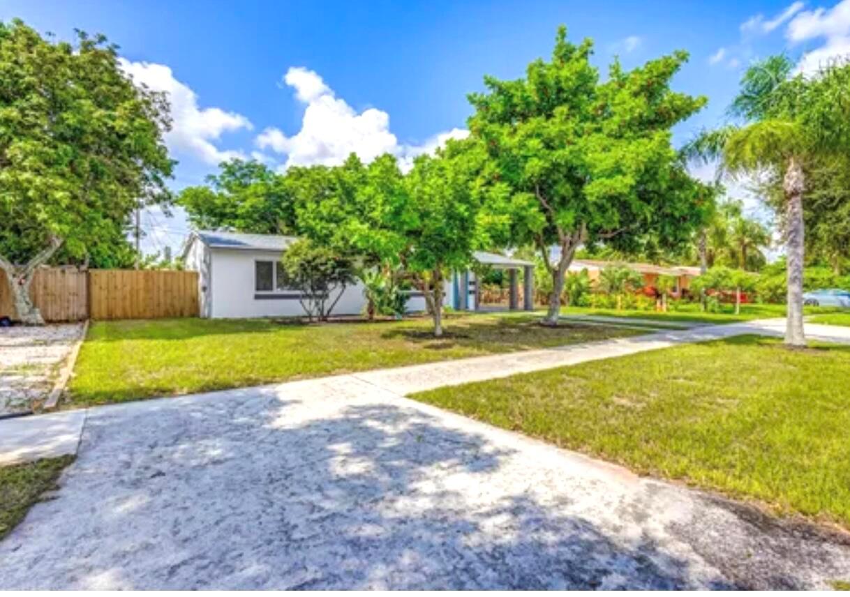 Homes for sale in Lake Park, FL | 512 Bayberry Dr, Lake Park, FL 33403 | MLS# R11138162