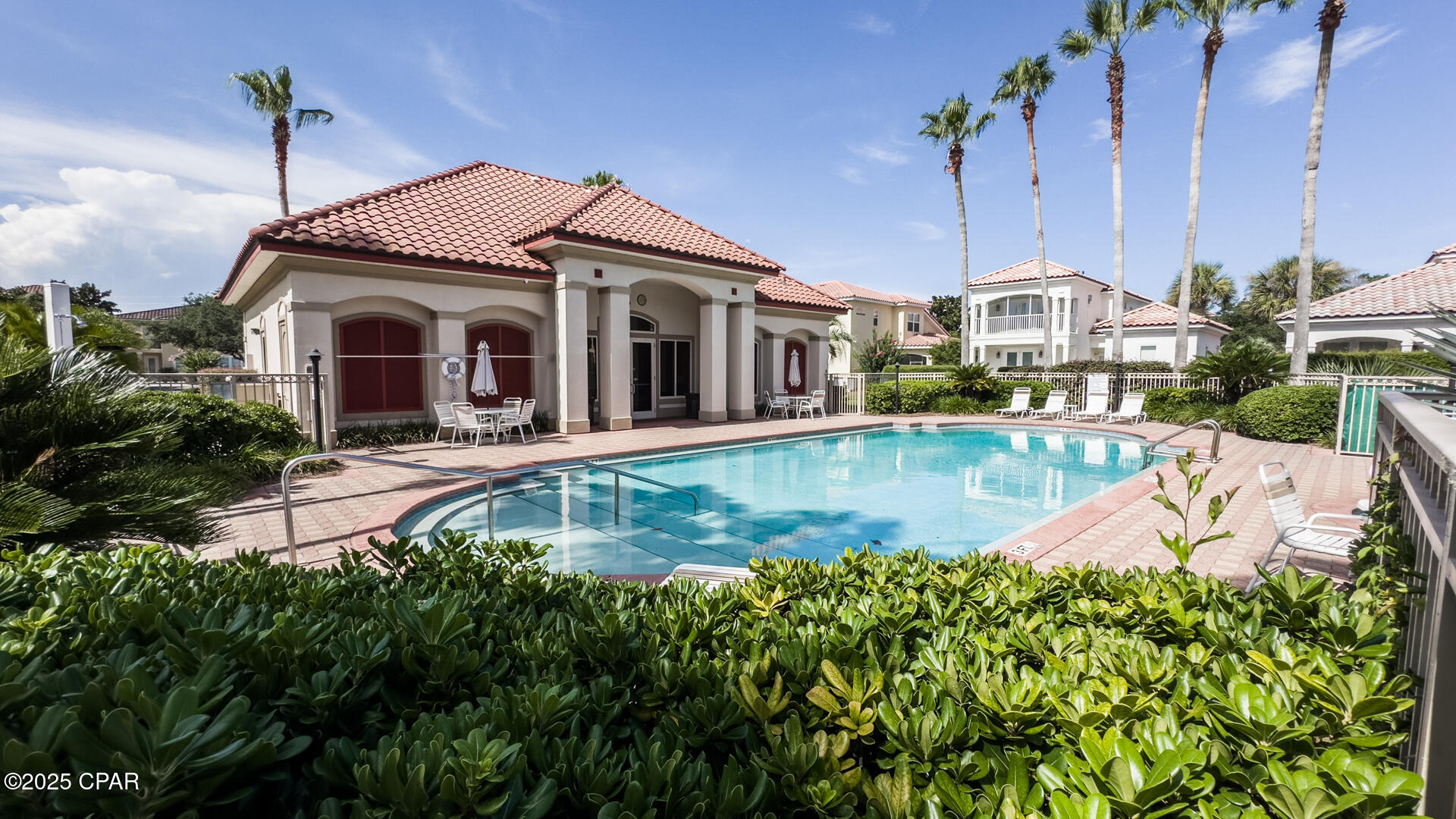 Listing photo id 10 for 235 La Valencia Circle