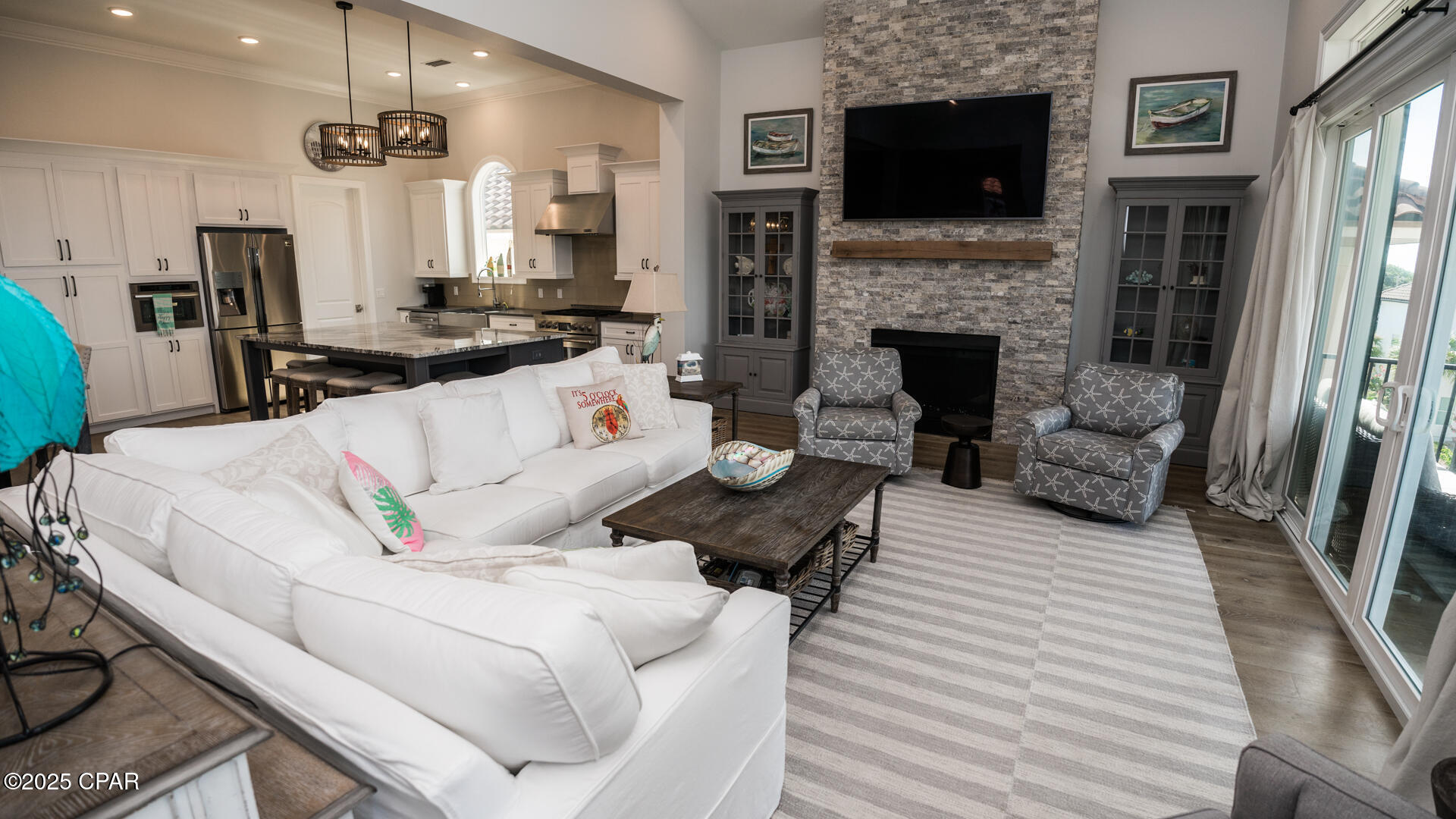 Listing photo id 9 for 235 La Valencia Circle