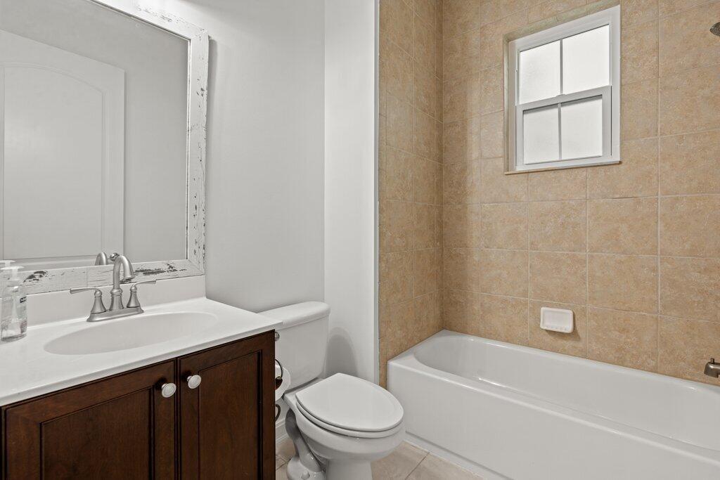 Photo 11 of home located at 115 Leather Leaf Drive, Jupiter FL