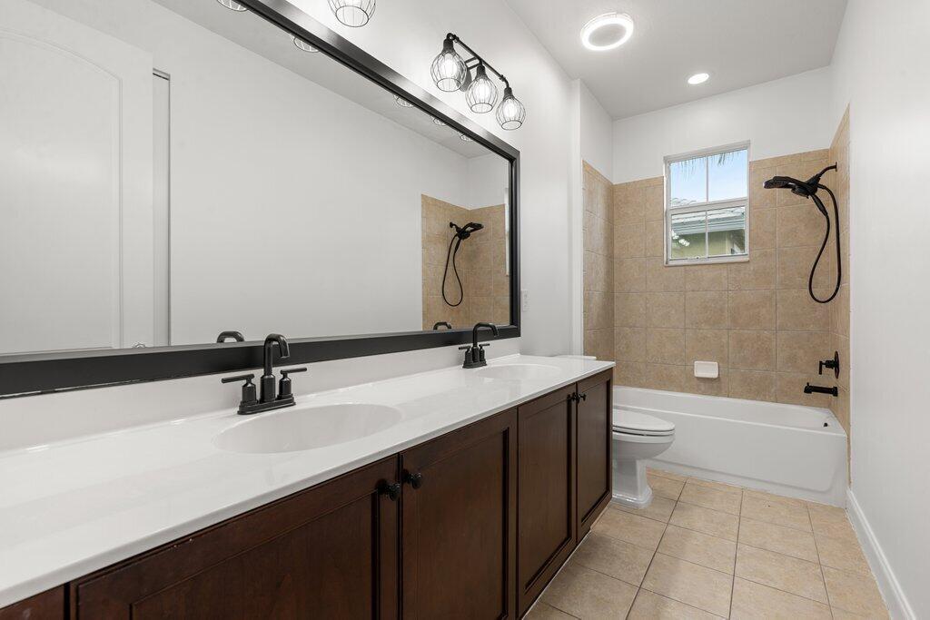 Photo 14 of home located at 115 Leather Leaf Drive, Jupiter FL