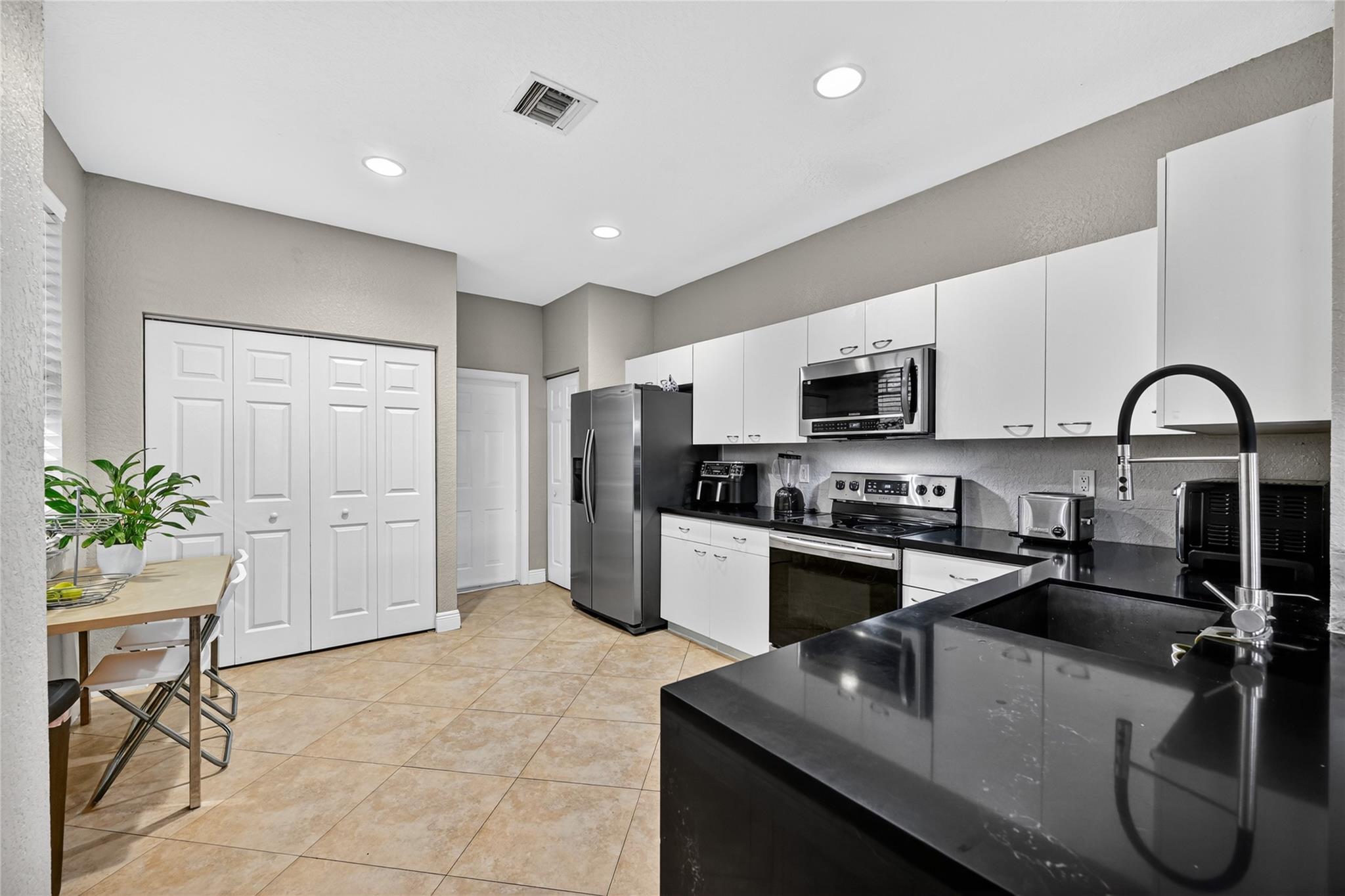 Homes for sale in Weston, FL | 3932 Mango Dr, Weston, FL 33332 | MLS# F10535394