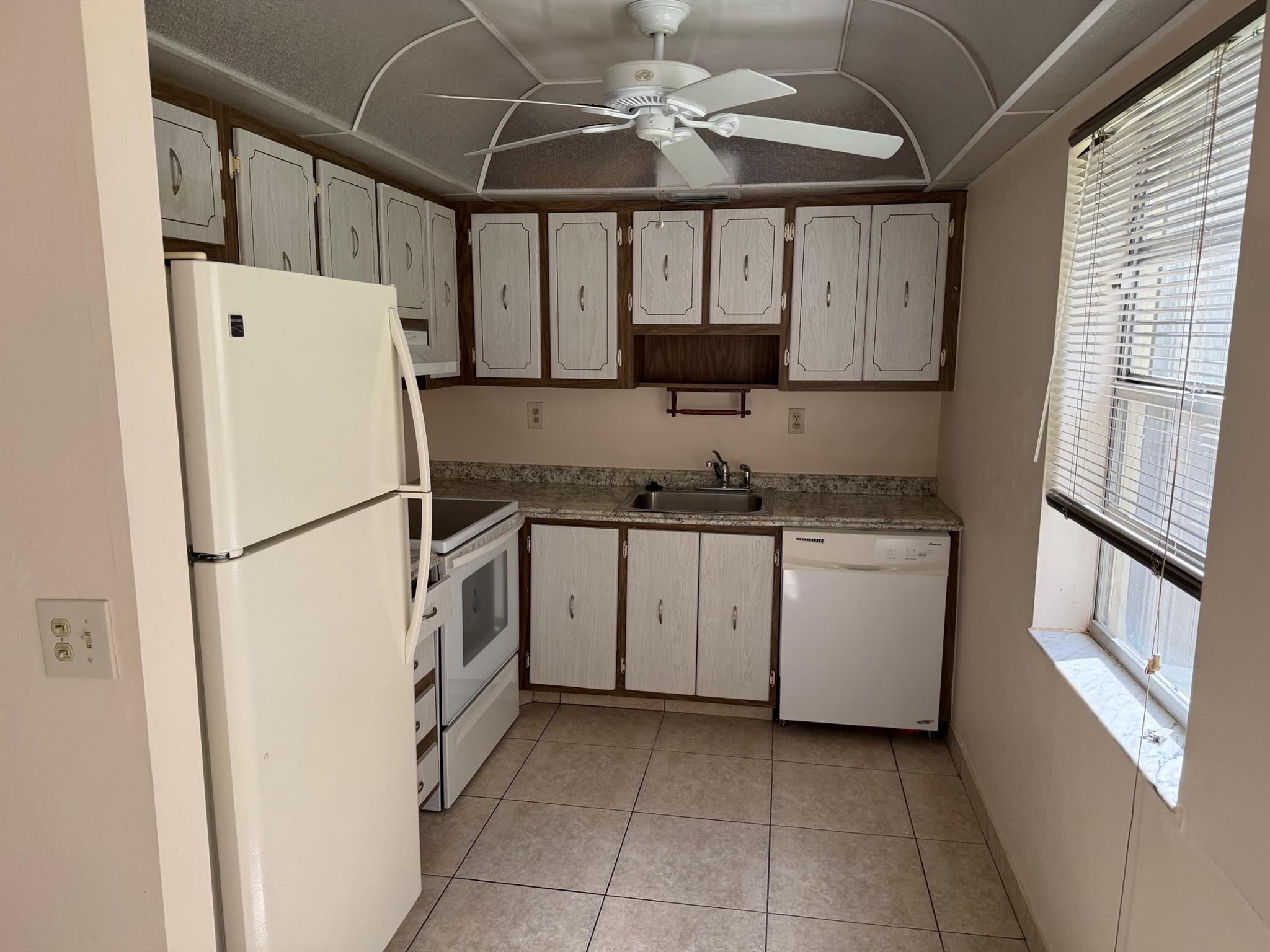 Kings Point Burgundy Cond