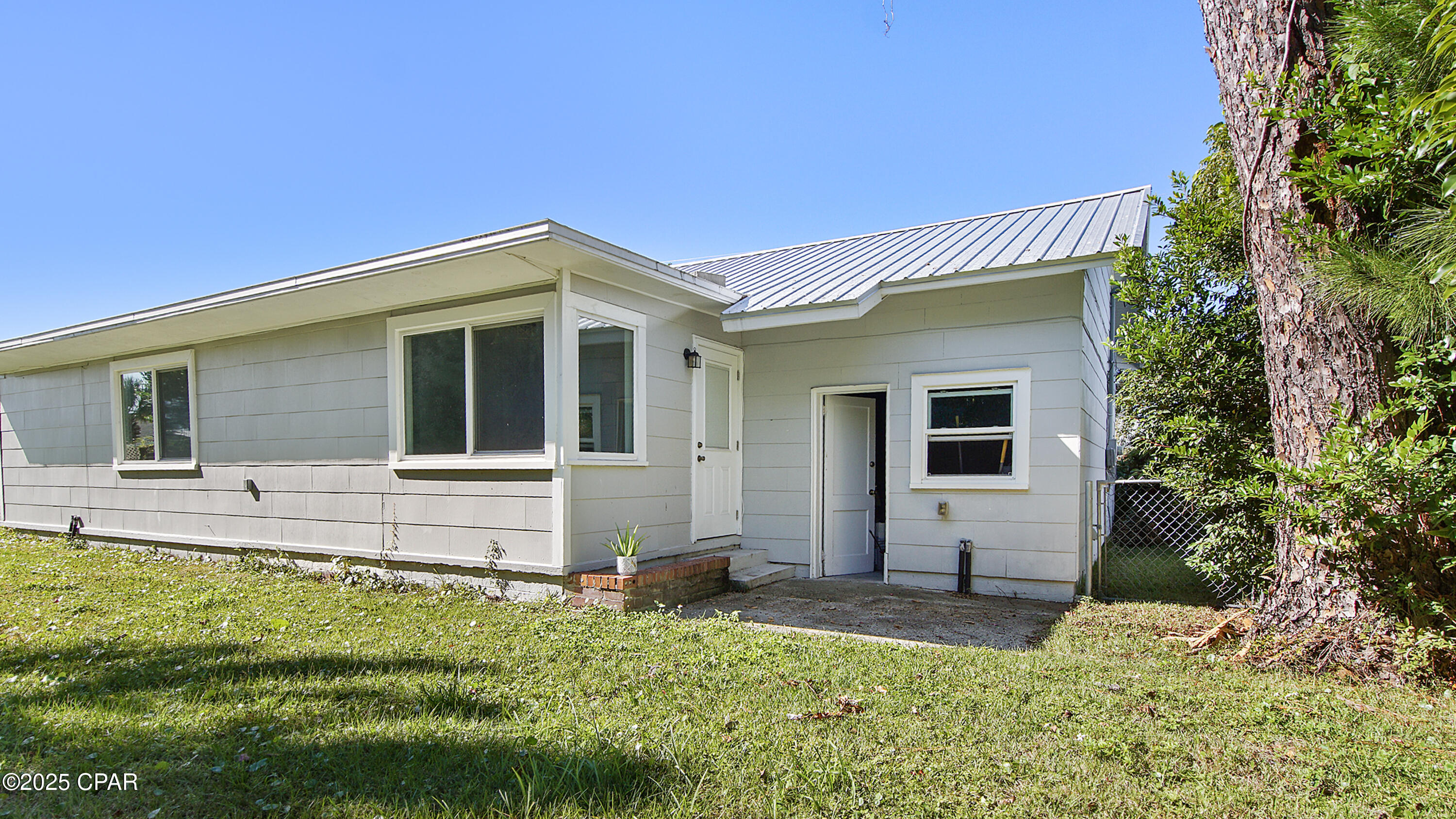 Image 25 For 208 Macarthur Avenue