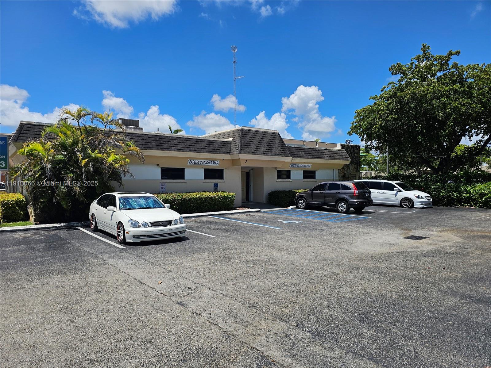 The leased office is part of an occupied space. Rent includes access from Monday to Saturday, use of the alarm system, pantry (with fridge and microwave), bathroom, waiting area (outside the office), office furniture, and document scanning.