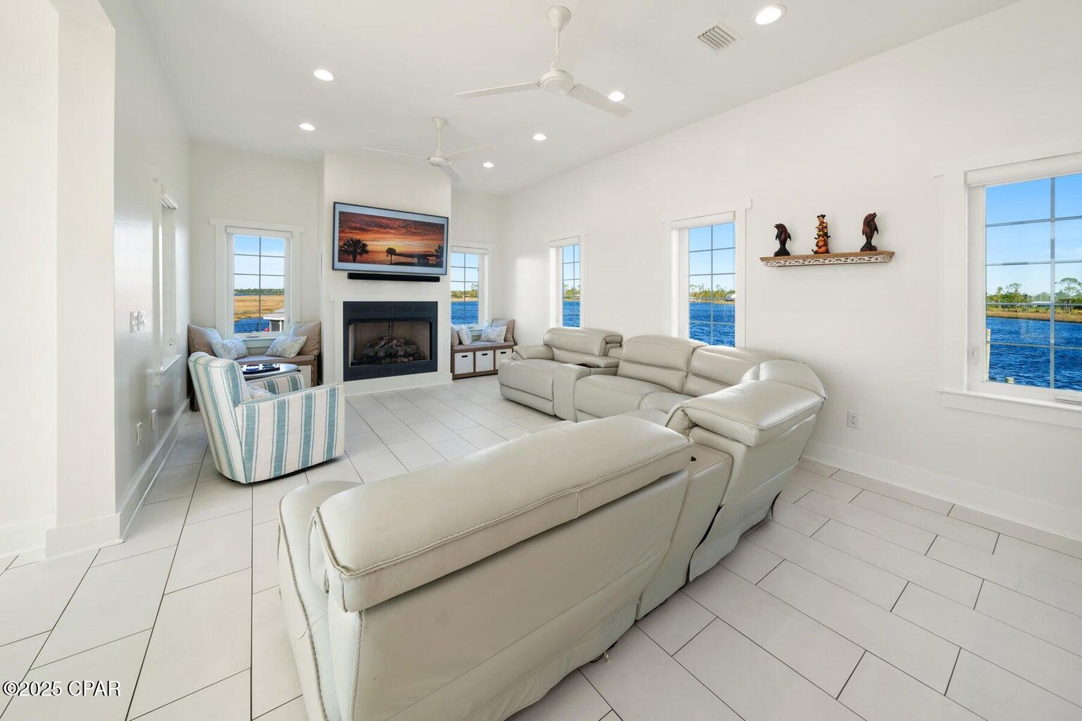 Listing photo id 21 for 6701 Yacht Club Drive