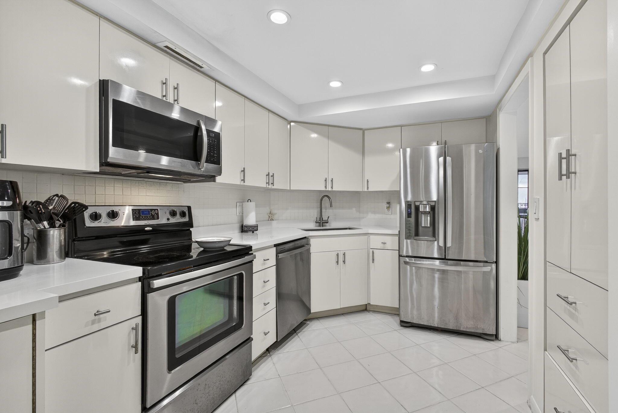 BEAUTIFUL RENOVATED OPEN 3 BREDROOM, 2 BATHROOM, CORNER UNIT, QUARTS COUNTER TOP, NEW SINK, STAINLESS STEEL APPLIANCES, UPGRATED BATHROOMS, LARGE BALCONY, MASTER BEDROOM WITH PRIVATE BALCONY, VIEW GOLF, WALKING CLOSET, STORAGE, POOL, GYM, 2 PARKING SPACES, (MAINTENANCE INCLUDED CABLE, INTERNET, WATER, INSURANCE) IN A PRIVATE GATED COMMUNITY WITH 24/H  GUARD, ENJOY THE EXCLUSIVE PRIVATE GOLF AND PUBLIC RESORT MARRIOT WITH 3 RESTAURANTS. NO MEMBERSHIP MANDATORY, (SOCIAL MEMBERSHIP AVAILABLE). CLOSE TO THE MALL , I95, DOWNTOWN, THEATER, 10 MN TO THE AIRPORT, BEACHES AND PALM BEACH. PRIME LOCATION, SELLER MOTIVATED, MOVING OUT OF STATE. WELCOME TO EVERYONE.