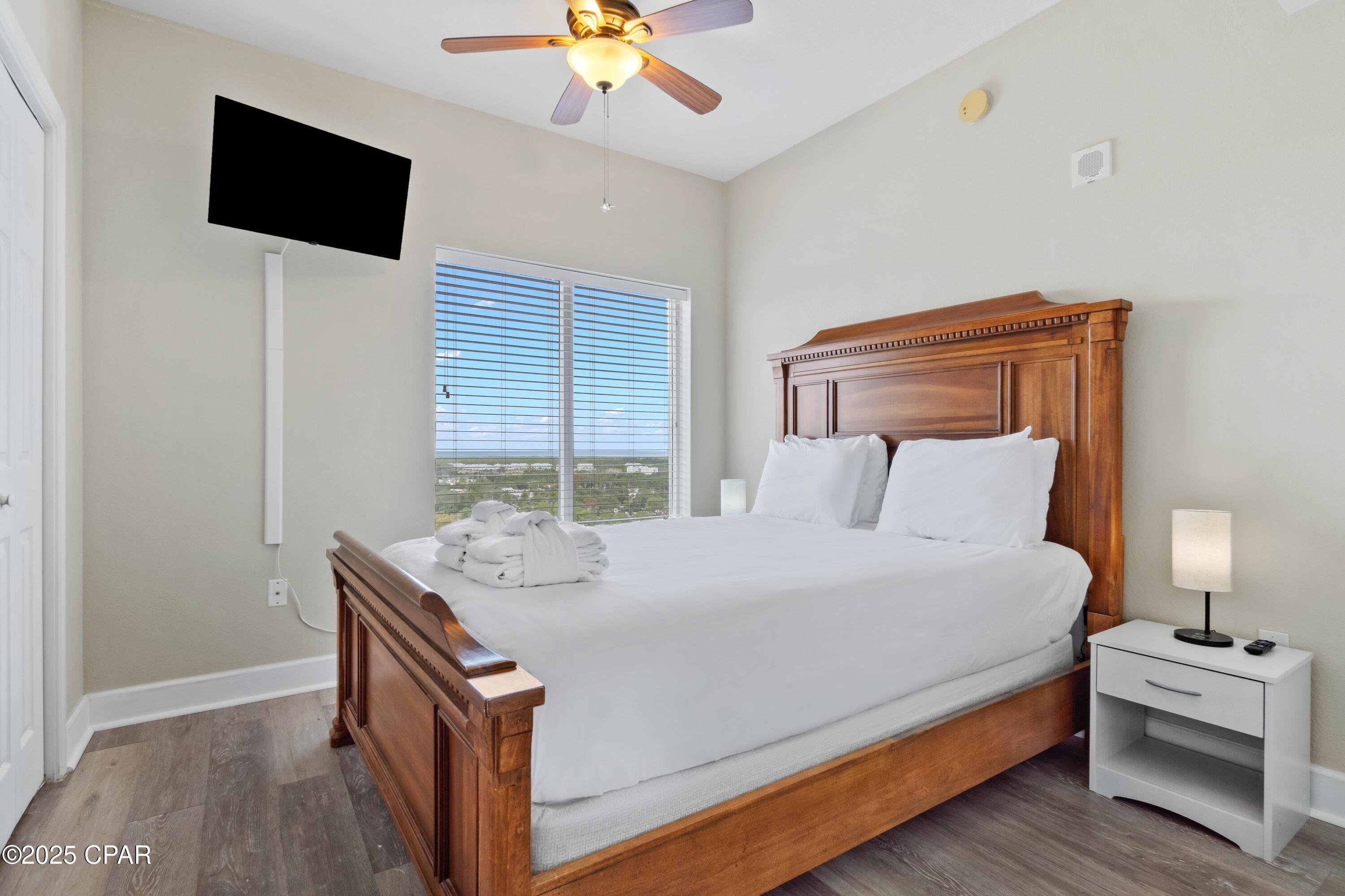 Image 16 For 16819 Front Beach  1900