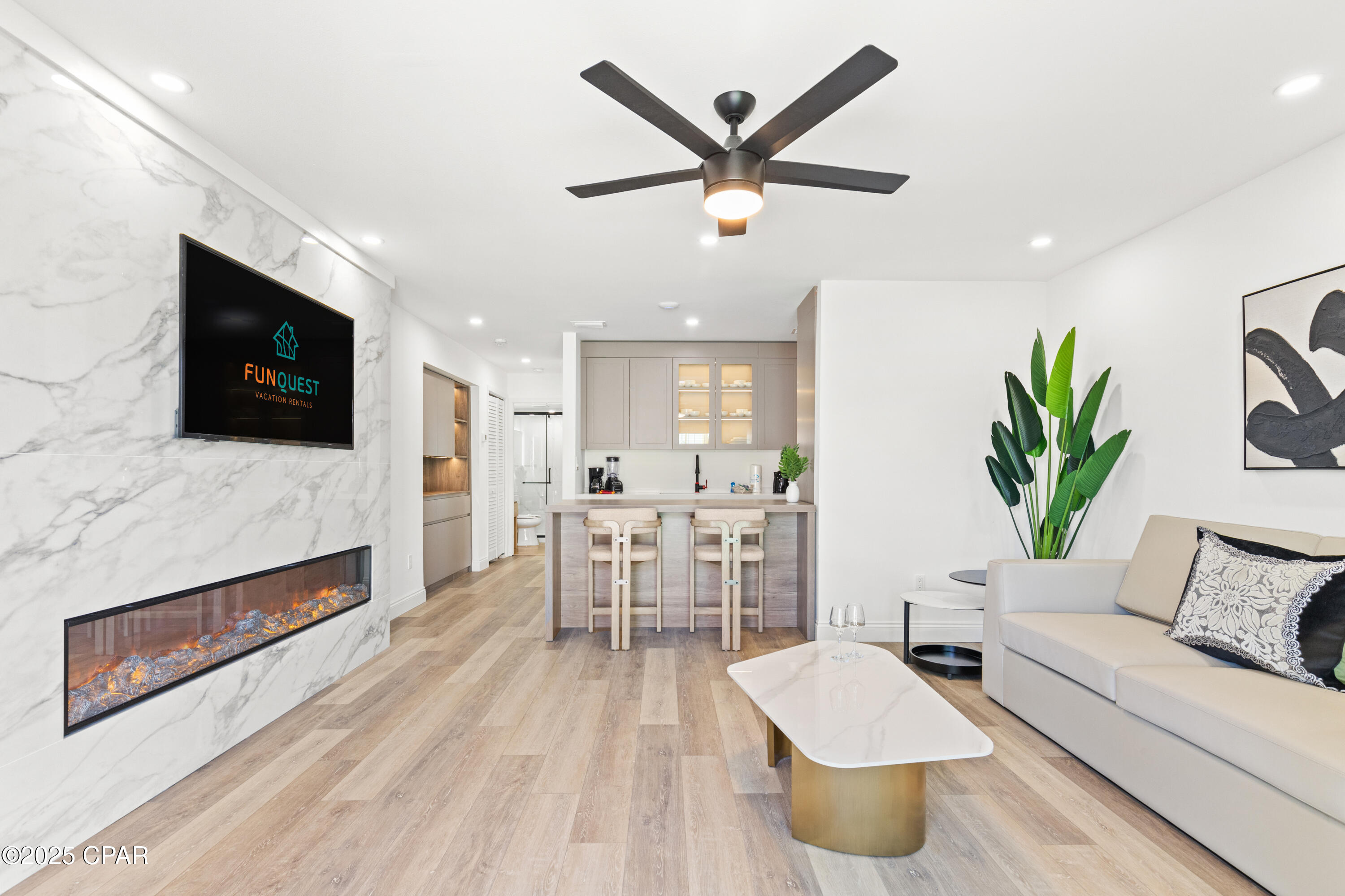 Image 1 For 8115 Thomas Drive 5a