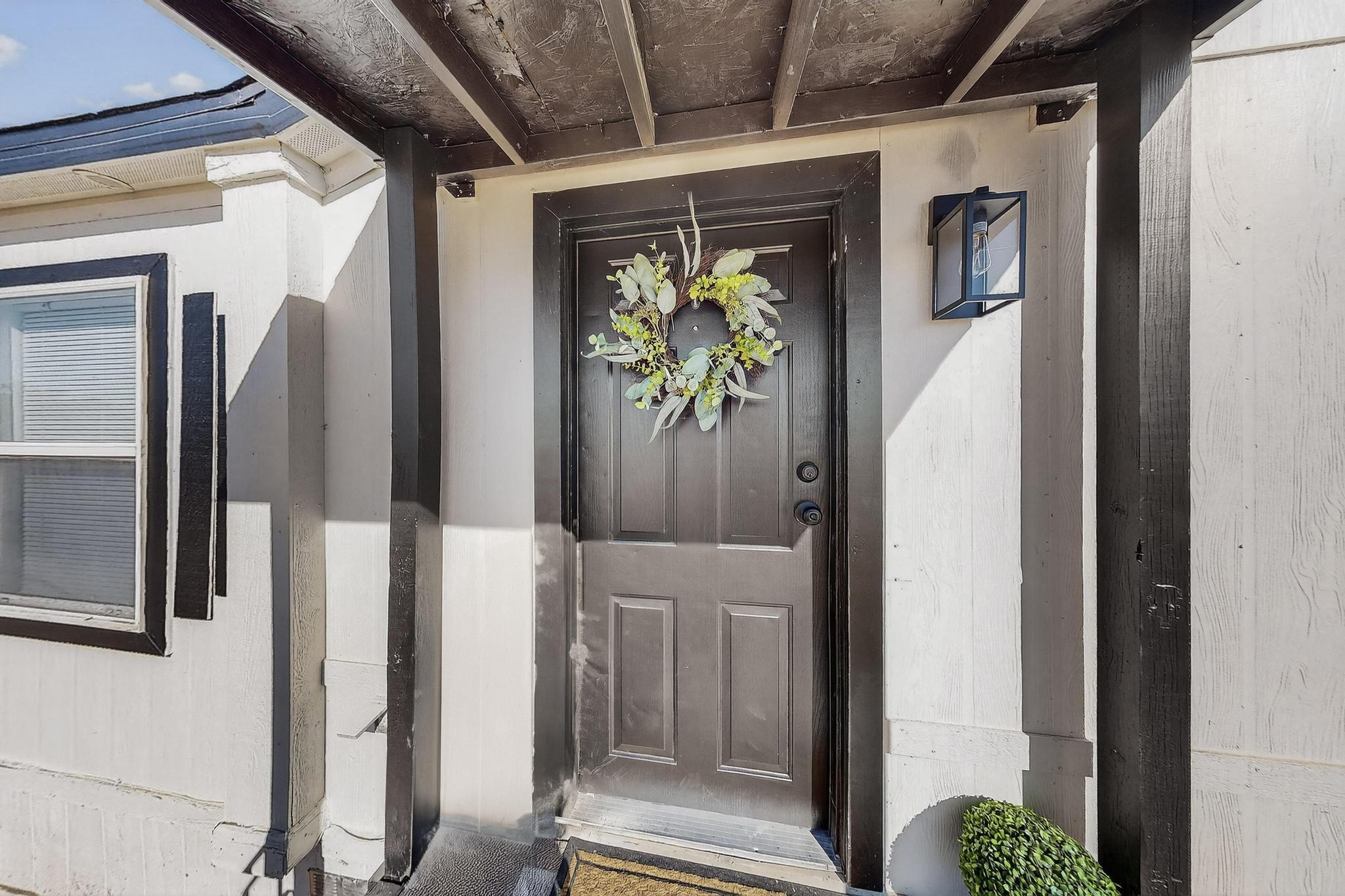 205 10th Avenue SW Exterior Front