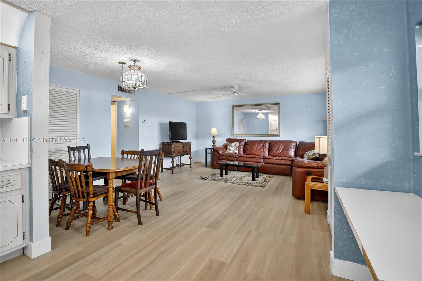 Crystal Court Manor No 7