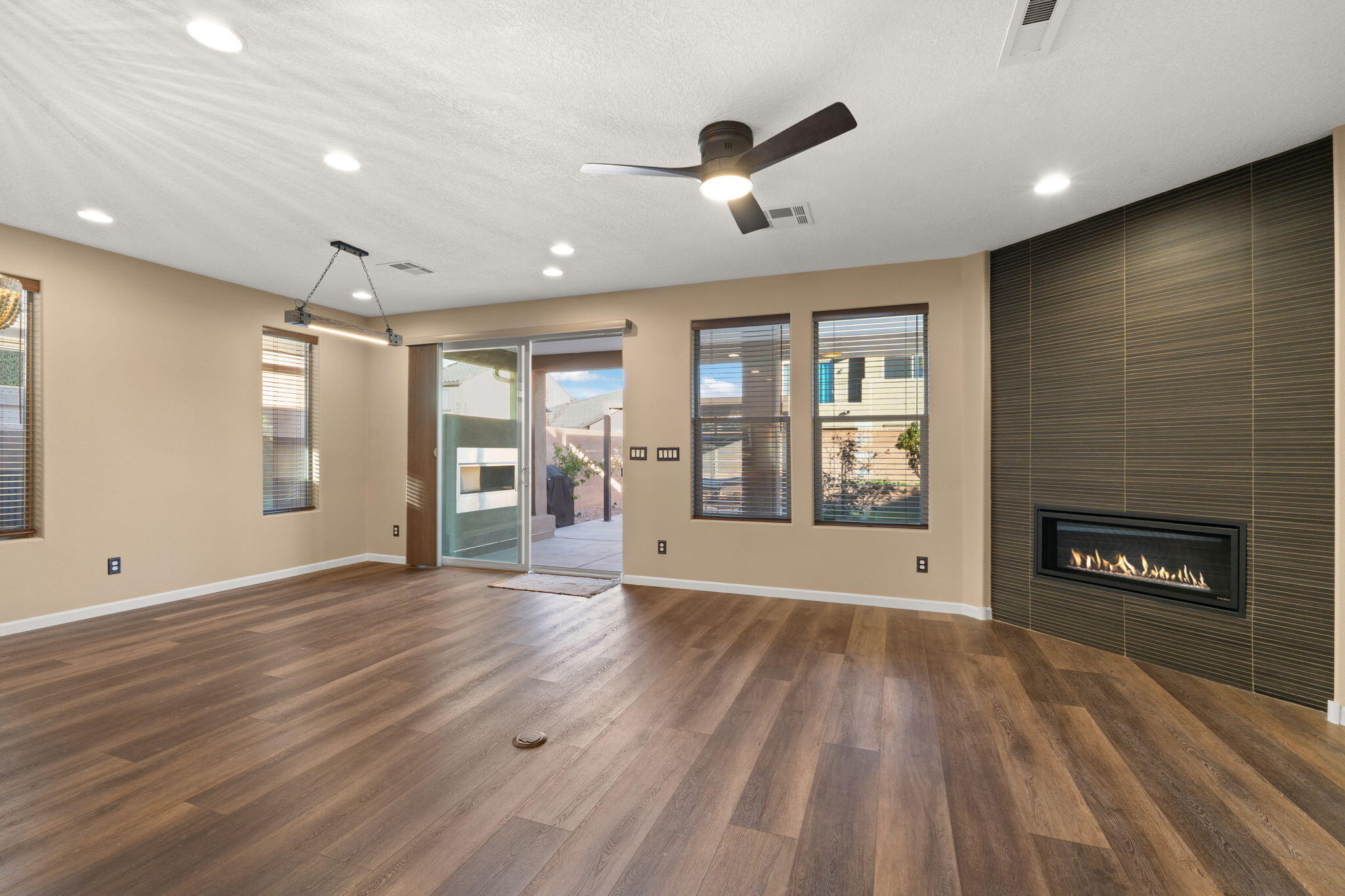 6028 Hardin Drive SE Living Room