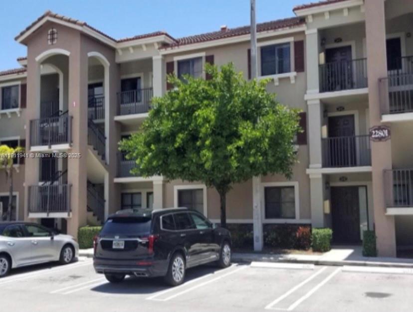 WONDERFUL UNIT IN THE COURTS AT BAYSHORE, offers a charming and comfortable space. The primary bedroom integrated with its bathroom, offers comfort and space. All of their appliances are quality stainless steel, washer and dryer in unit. Its Club House offers a variety of services and entertainment that will be enjoyed by all its residents. Tenant occupied, rent amount $2,150